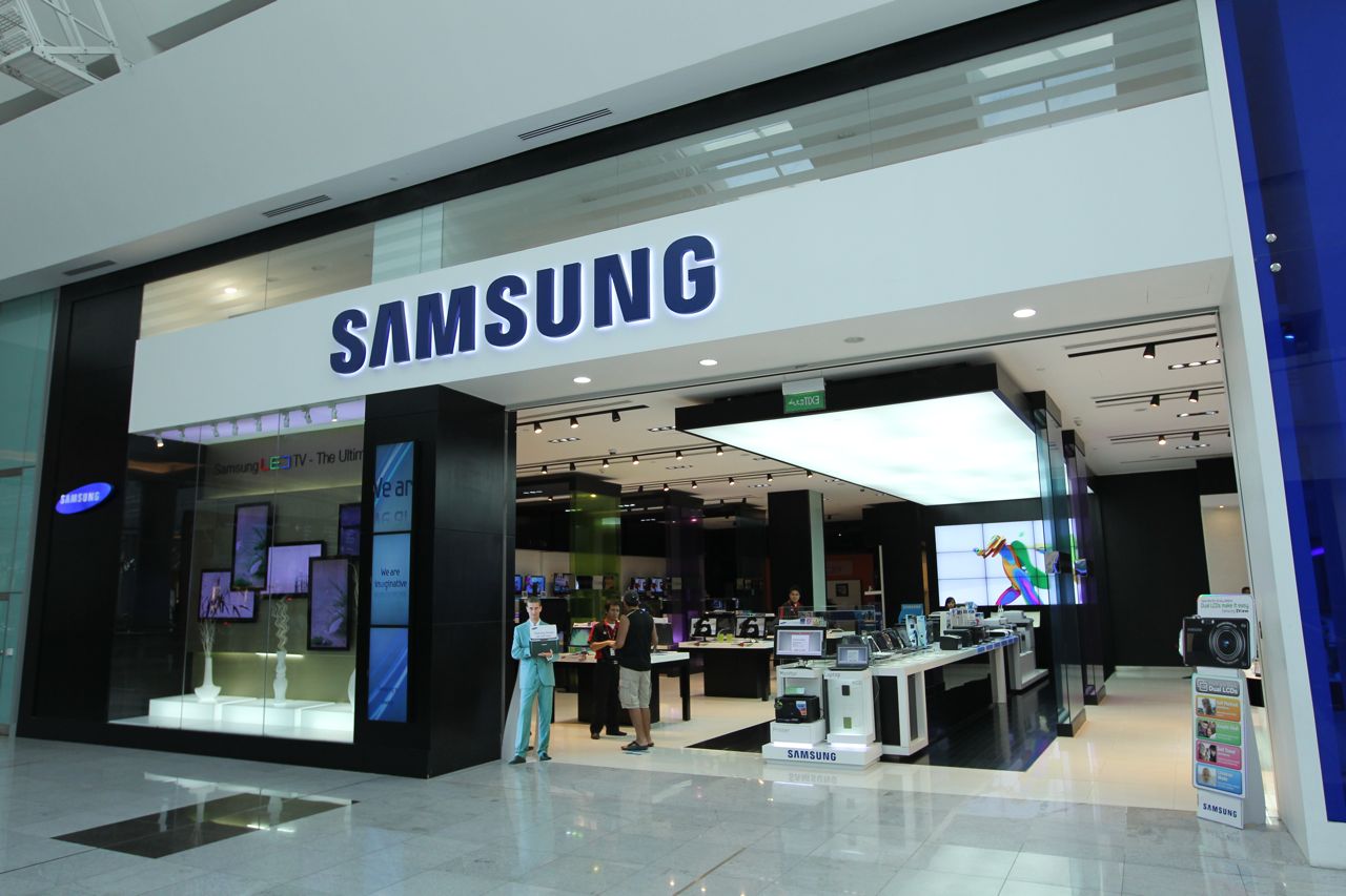 Samsung store. Самсунг стор. Дизайн магазина самсунг. Магазин Samsung com. Витрина Samsung.