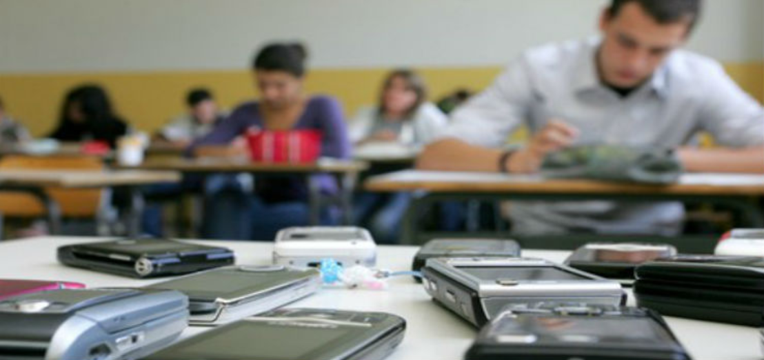 francia smartphone divieto scuola