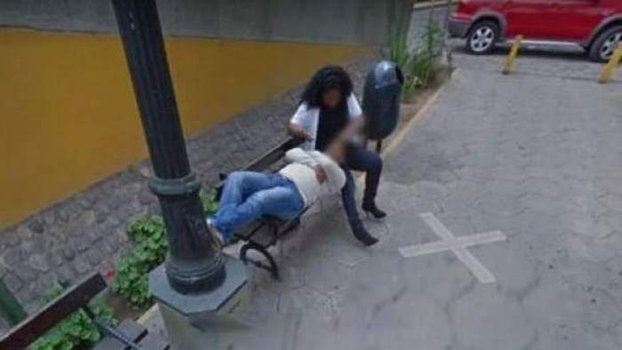 Scopre che la moglie lo tradisce mentre esplora su Google Maps